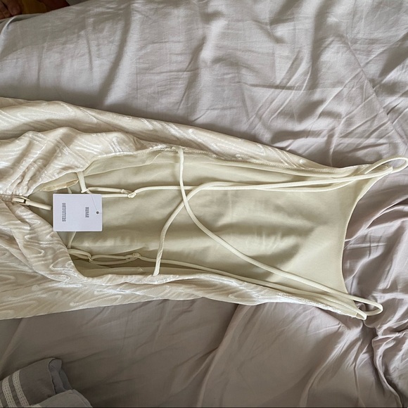 Cream, backless, velvet maxi dress UO SizeXS NWT - Picture 5 of 5
